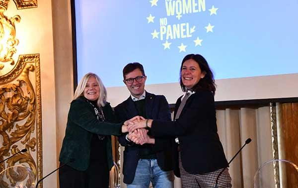 Dario Nardella, la presidente della Rai Marinella Soldi e la rettrice Alessandra Petrucci si stringono le mani alla presentazione di 